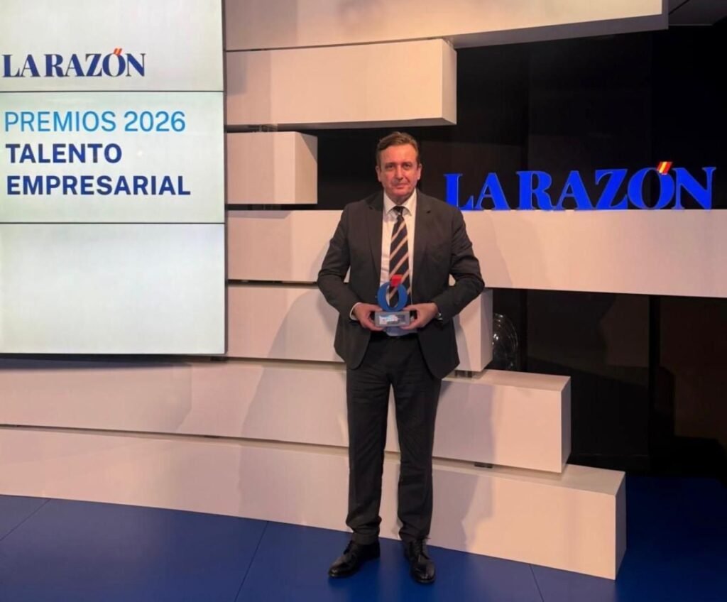 Ignacio Campoy recibe el Premio Nacional al Talento en Metaliderazgo otorgado por La Razón